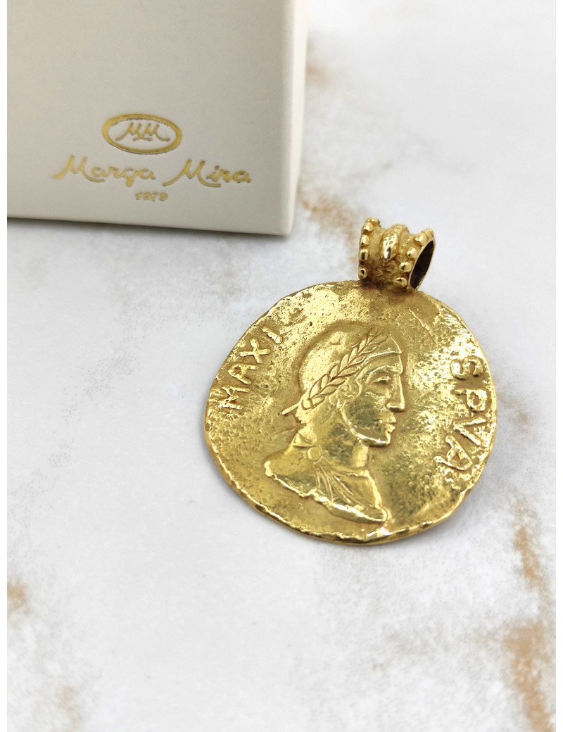 Presentación del Colgante Moneda Imperial de Romo Designs en su distinguido estuche de Joyería Marga Mira