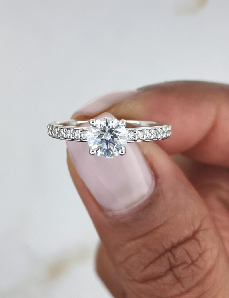 Daisy: Anillo Solitario de Diamante Oro Blanco 18kt  Acentuado