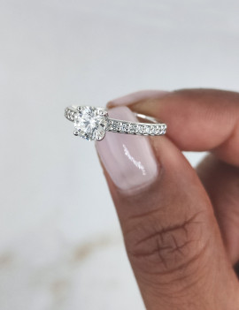 Daisy: Anillo Solitario de Diamante Oro Blanco 18kt  Acentuado