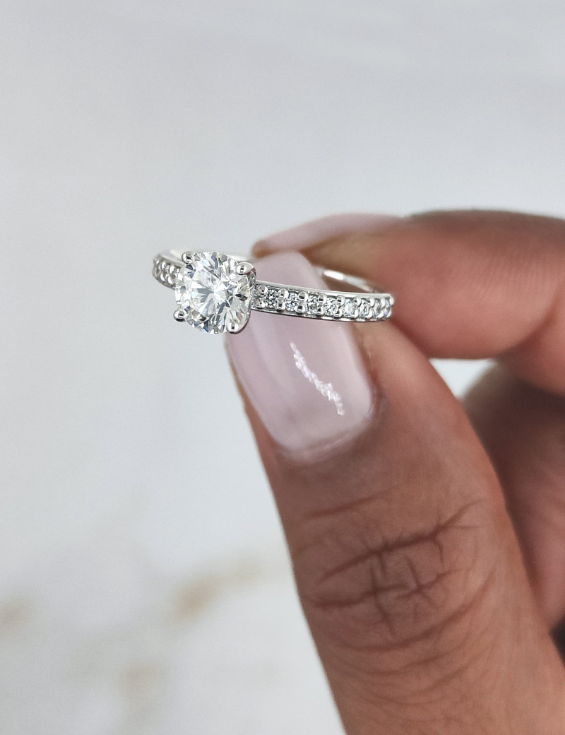 Daisy: Anillo Solitario de Diamante Oro Blanco 18kt  Acentuado