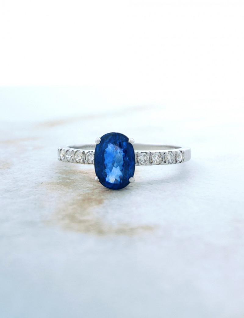 Evelyn: Anillo Zafiro 5x7 y Diamantes en Oro Blanco 18k · Marga Mira