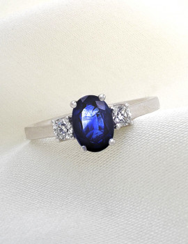Budapest: Anillo de Zafiro Azul 5x7 y Diamantes en Oro Blanco 18k