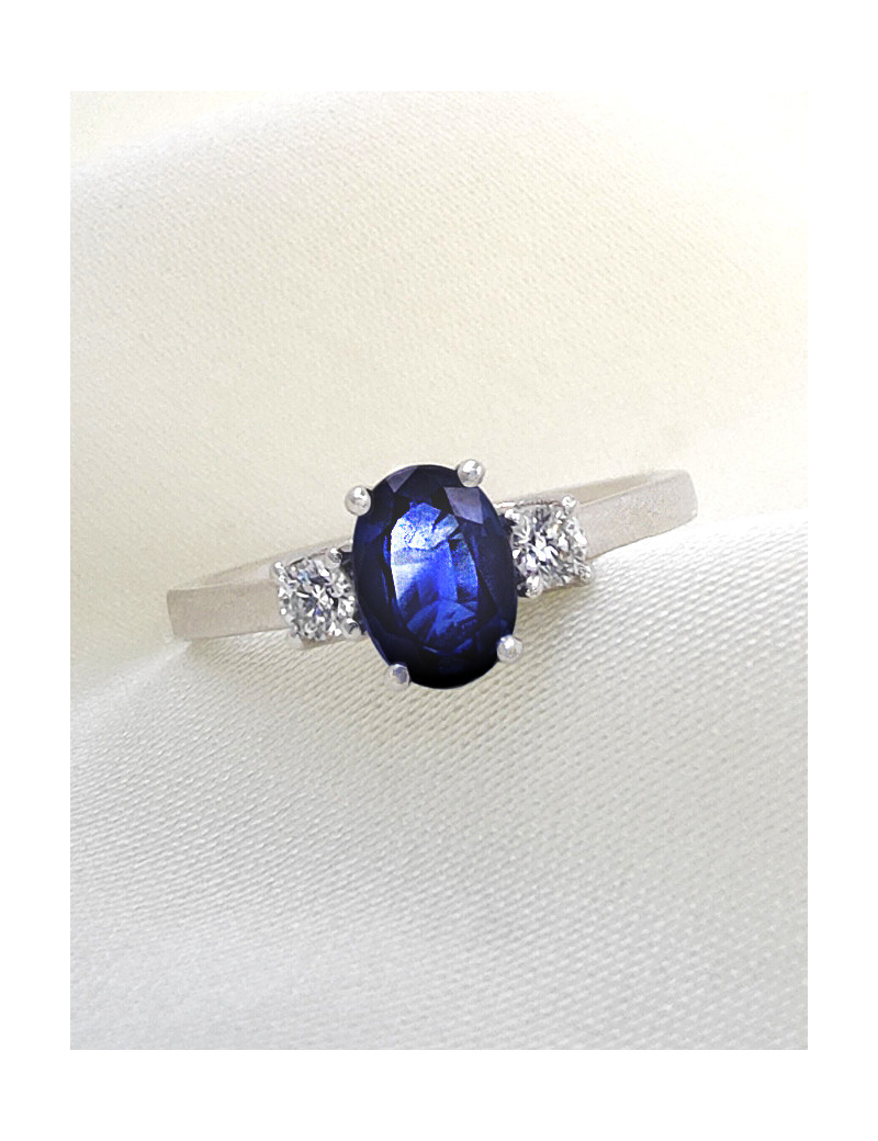 Budapest: Anillo de Zafiro Azul 5x7 y Diamantes en Oro Blanco 18k