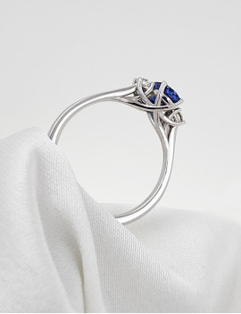 Budapest: Anillo de Zafiro Azul 5x7 y Diamantes en Oro Blanco 18k