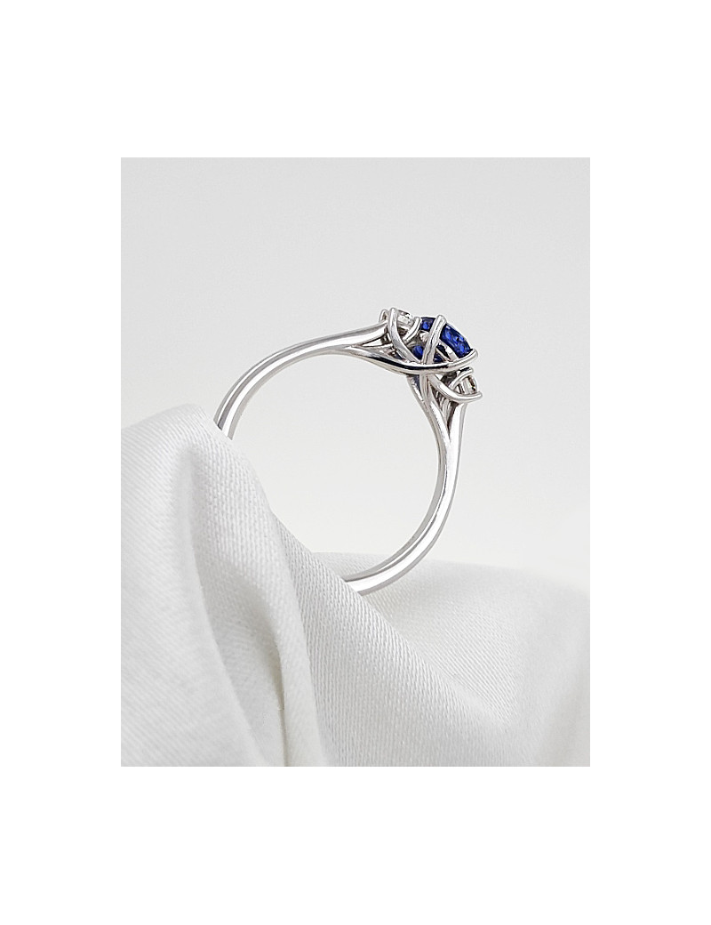 Budapest: Anillo de Zafiro Azul 5x7 y Diamantes en Oro Blanco 18k