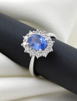 Victoria: Anillo de Zafiro 6x8 mm y Diamantes · Oro Blanco 18k
