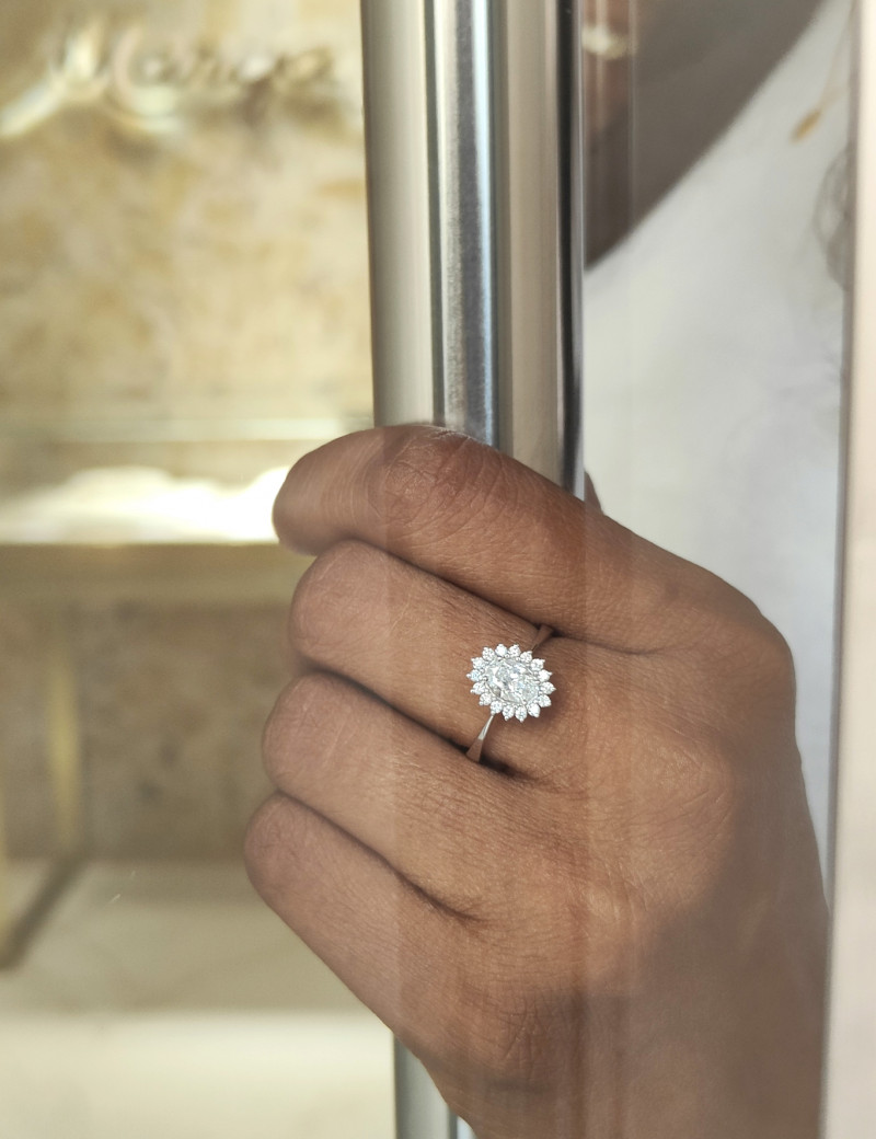 Victoria: Anillo Solitario de Diamante Ovalado realzado con Halo
