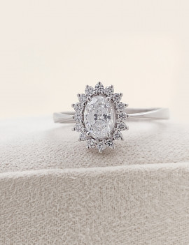 Victoria: Anillo Solitario de Diamante Ovalado realzado con Halo