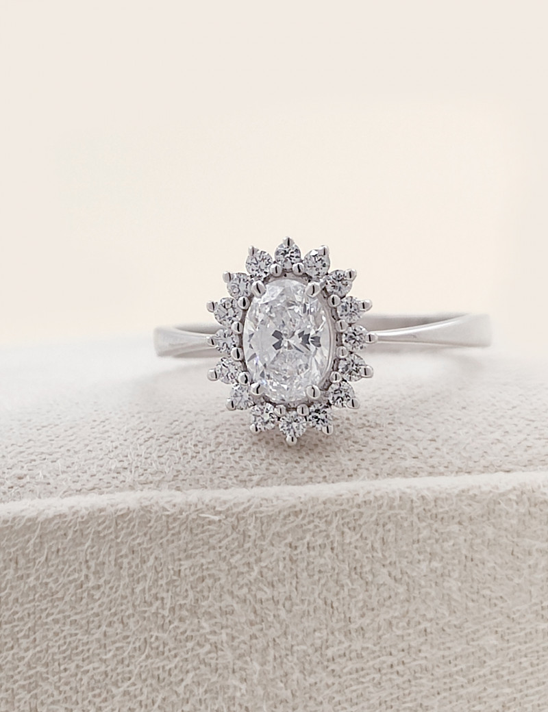 Victoria: Anillo Solitario de Diamante Ovalado realzado con Halo