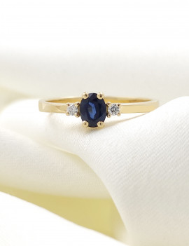 Budapest: Anillo de Zafiro Azul 4x5 y Diamantes en Oro Amarillo 18k