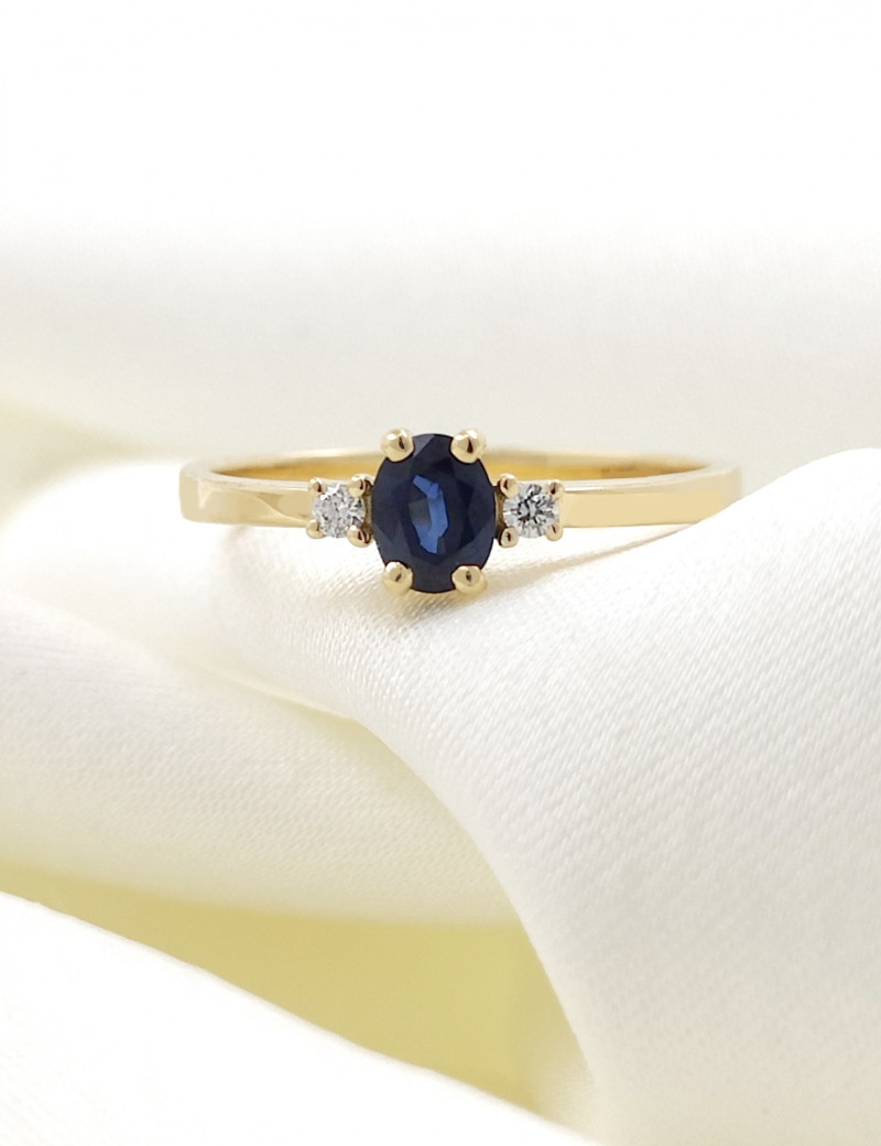 Budapest: Anillo de Zafiro Azul 4x5 y Diamantes en Oro Amarillo 18k