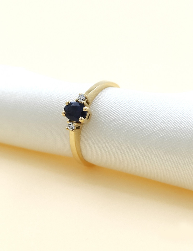 Budapest: Anillo de Zafiro Azul 4x5 y Diamantes en Oro Amarillo 18k