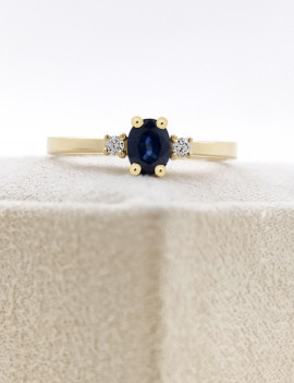 Budapest: Anillo de Zafiro Azul 4x5 y Diamantes en Oro Amarillo 18k