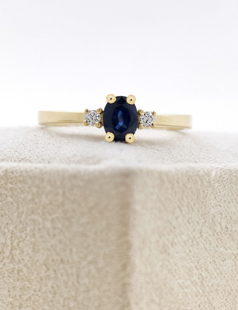 Budapest: Anillo de Zafiro Azul 4x5 y Diamantes en Oro Amarillo 18k