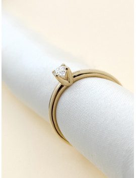 Carla: Anillo Oval de Diamante Solitario en Oro Amarillo de 18 kilates