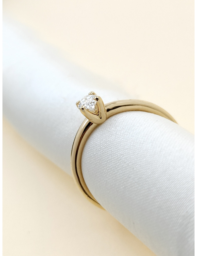Carla: Anillo Oval de Diamante Solitario en Oro Amarillo de 18 kilates