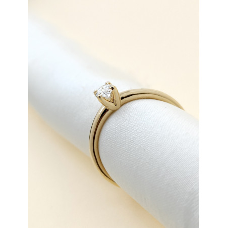 Carla: Anillo Oval de Diamante Solitario en Oro Amarillo de 18 kilates