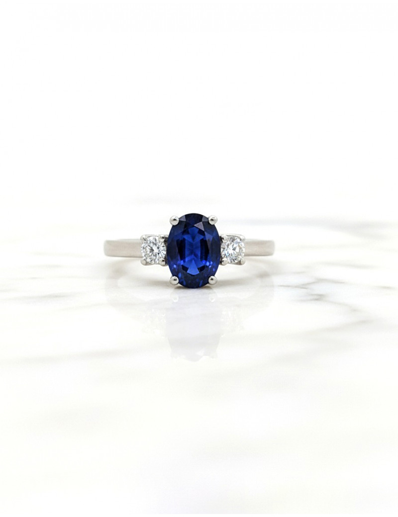Budapest: Anillo de Zafiro Azul 5x7 y Diamantes en Oro Blanco 18k