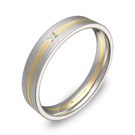 Anillo bicolor con diamante talla princesa y ranuras de 4mm de ancho.