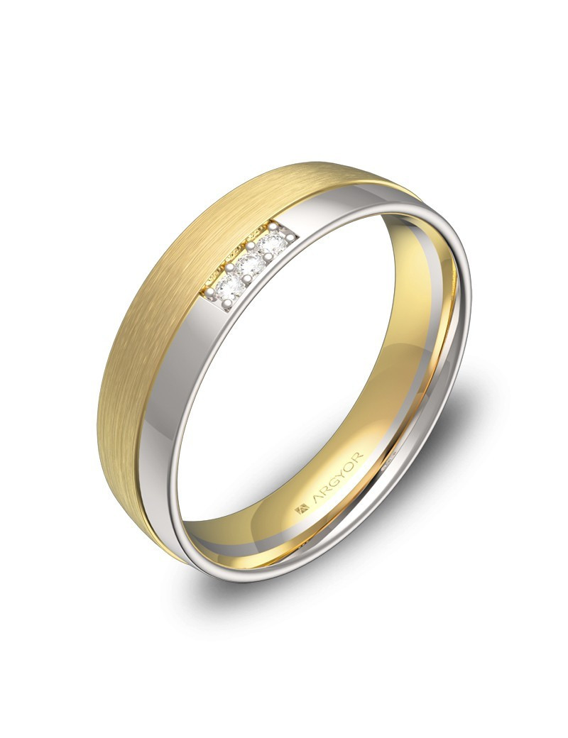 Anillo en oro amarillo y blanco con 3 diamantes brillantes y diseño de media caña de 5mm.
