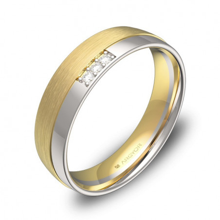 Anillo en oro amarillo y blanco con 3 diamantes brillantes y diseño de media caña de 5mm.