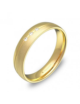 Anillo de media caña en oro amarillo de 18k con tres diamantes, ranuras y acabado satinado.