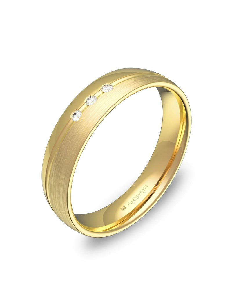 Anillo de media caña en oro amarillo de 18k con tres diamantes, ranuras y acabado satinado.