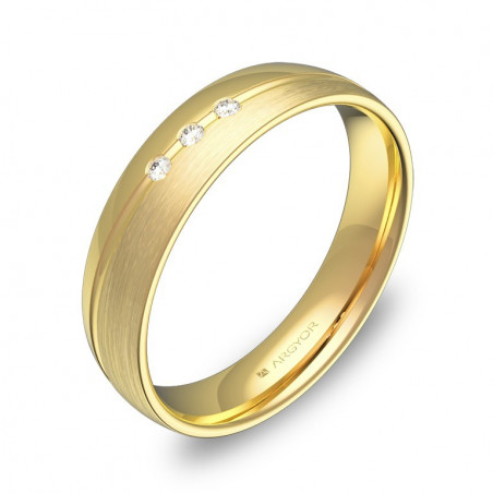 Anillo de media caña en oro amarillo de 18k con tres diamantes, ranuras y acabado satinado.