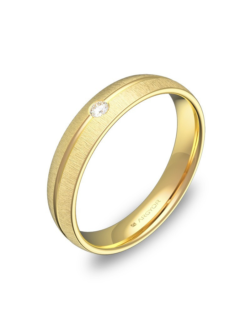 Anillo de Diamante en Oro Amarillo 18k de media caña con acabado texturizado, ranura central