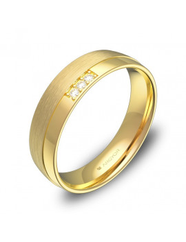 Anillo de tres diamantes en oro amarillo 18k, media caña de 5mm con acabado satinado