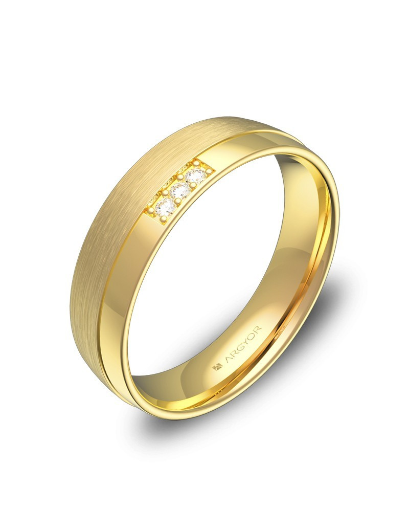 Anillo de tres diamantes en oro amarillo 18k, media caña de 5mm con acabado satinado
