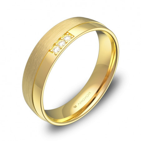 Anillo de tres diamantes en oro amarillo 18k, media caña de 5mm con acabado satinado