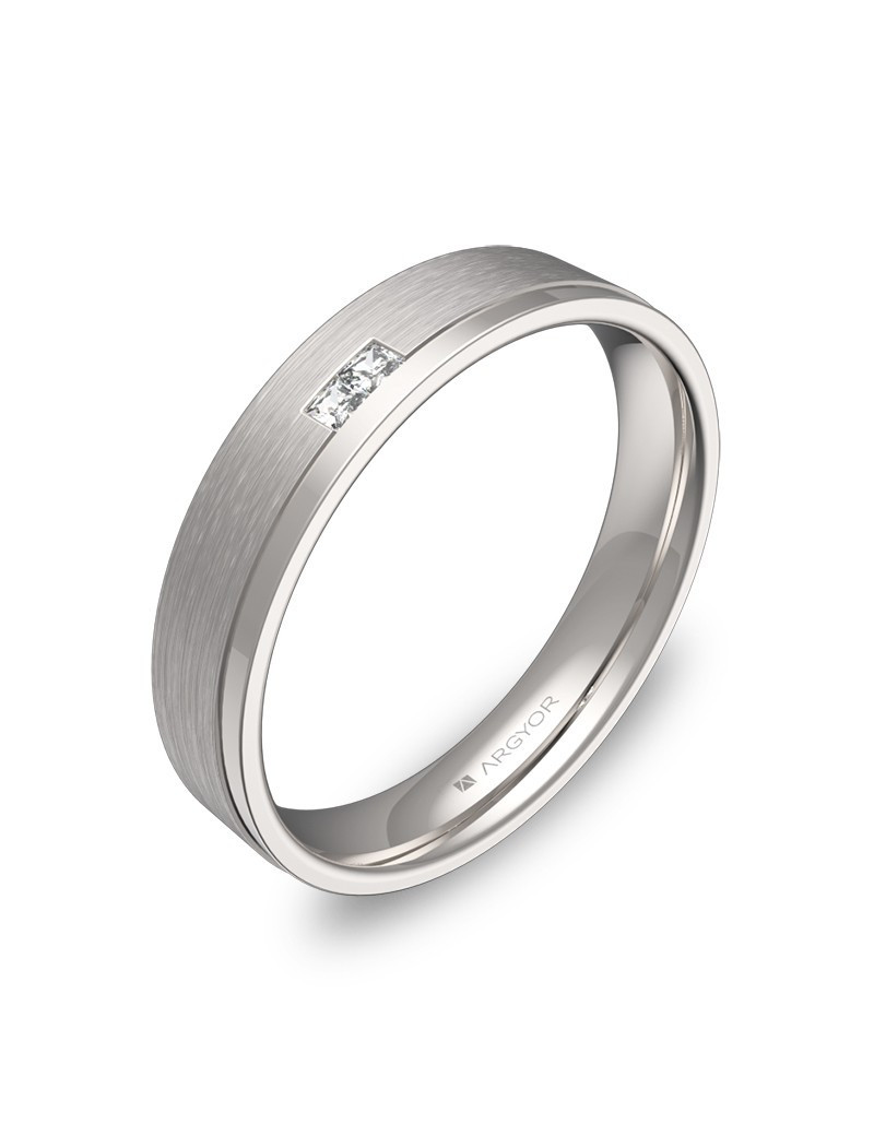 Anillo de Dos Diamante talla princesa en carril plana en oro blanco de 18k con acabado cepillado.