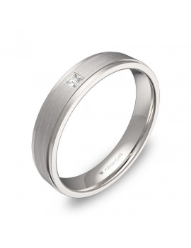 Anillo plano de 4mm en oro blanco de 18k con acabado cepillado, biseles pulidos y un diamante talla princesa.