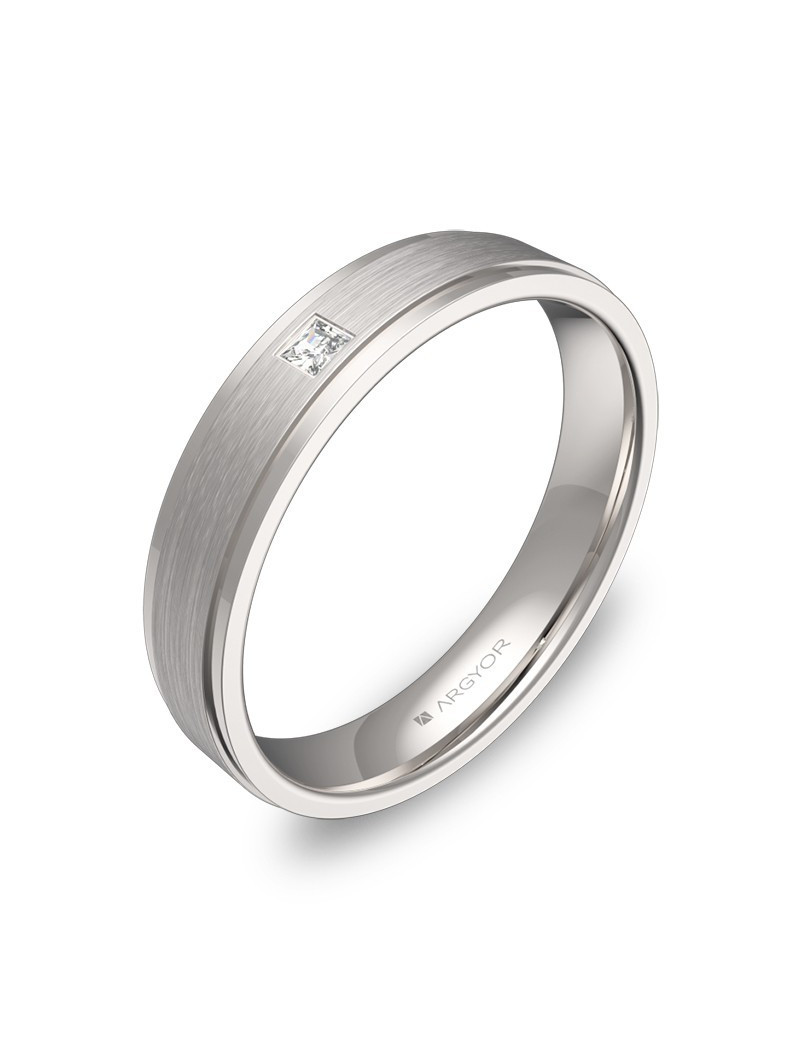 Anillo plano de 4mm en oro blanco de 18k con acabado cepillado, biseles pulidos y un diamante talla princesa.