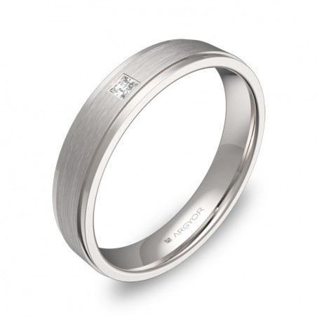 Anillo plano de 4mm en oro blanco de 18k con acabado cepillado, biseles pulidos y un diamante talla princesa.