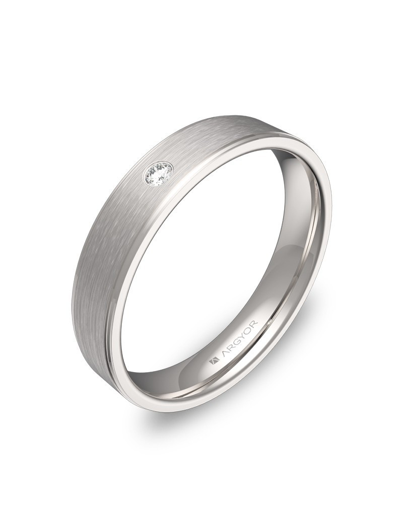 Anillo plano de 4mm en oro blanco de 18k con acabado cepillado, biseles pulidos y un diamante brillante.