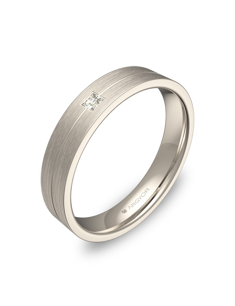 Anillo plano de 4mm en oro blanco 18k con acabado satinado y un diamante talla princesa en ranura.