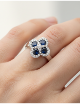 Bianca: Anillo Trébol Zafiros Azules y Diamantes Halo Oro Blanco 18k
