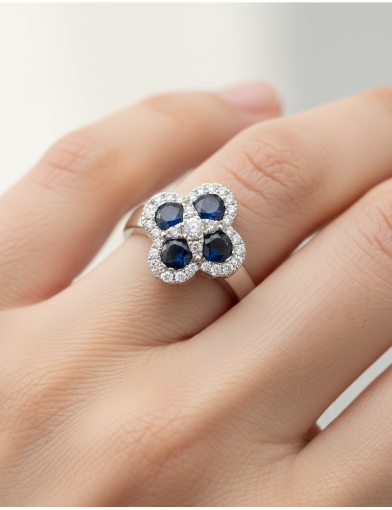 Bianca: Anillo Trébol Zafiros Azules y Diamantes Halo Oro Blanco 18k