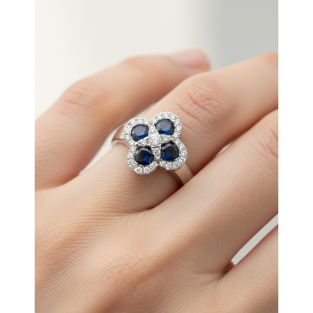 Bianca: Anillo Trébol Zafiros Azules y Diamantes Halo Oro Blanco 18k