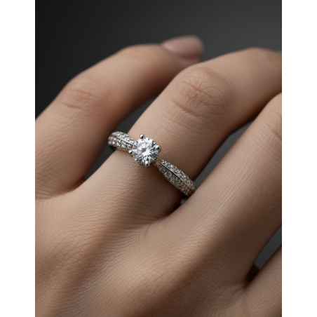 Elsa: Anillo de Compromiso de Diamantes  y Oro Blanco 18k · Marga Mira