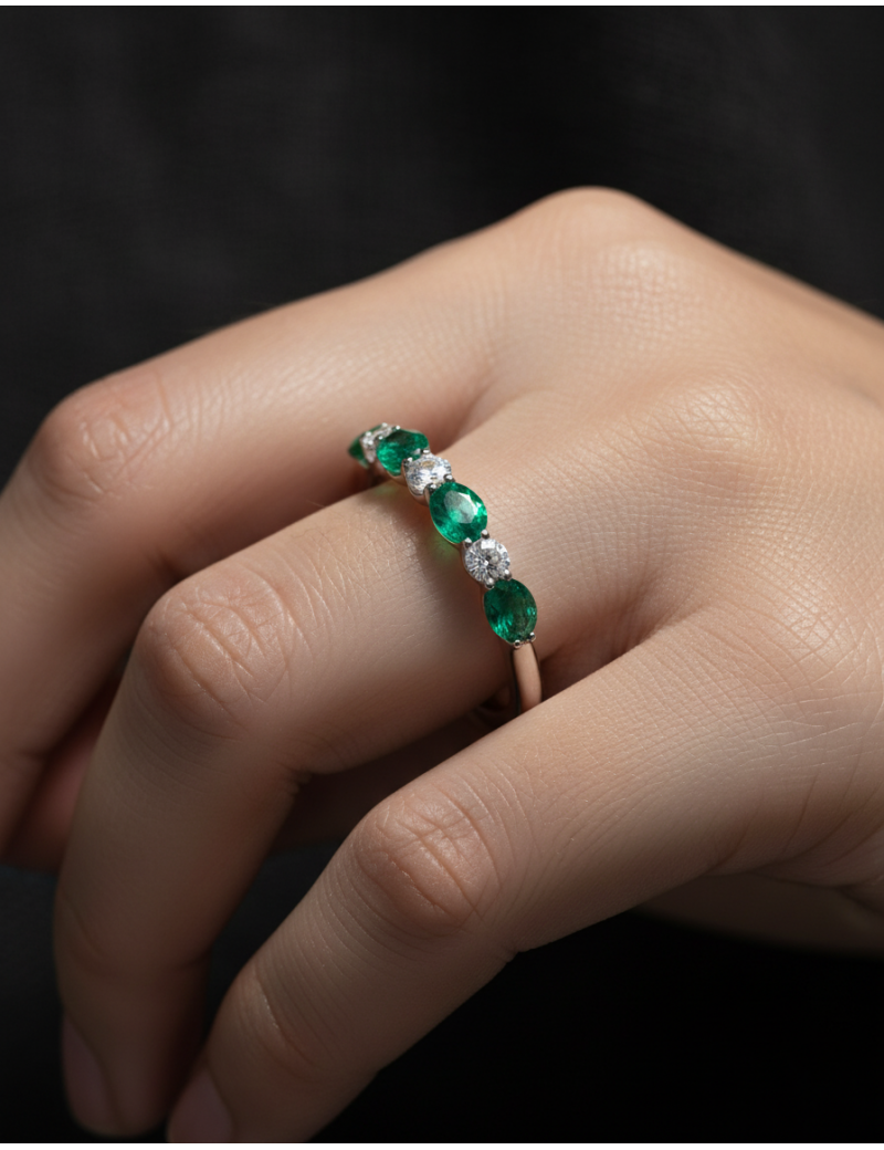 Anillo Diamantes y Esmeralda Oval Oro Blanco 18k · Joyería Marga Mira