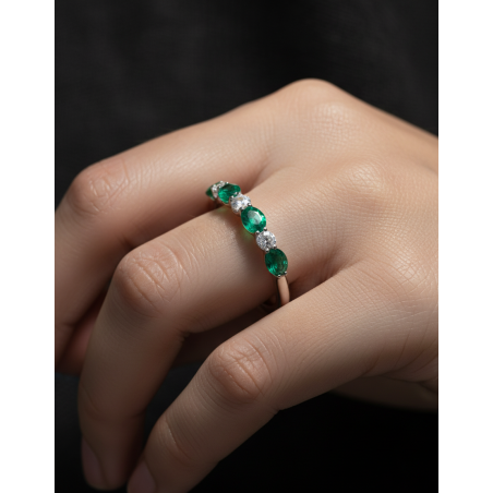 Anillo Diamantes y Esmeralda Oval Oro Blanco 18k · Joyería Marga Mira