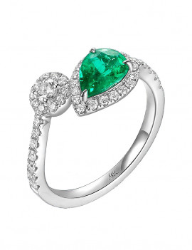Anillo Toi et Moi con una esmeralda talla pera y un rosetón de diamantes, ambos con halo y pavé en el brazo en oro blanco 18k.