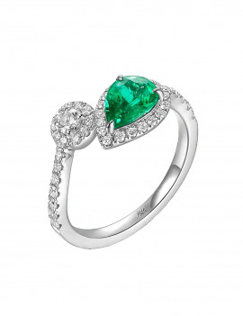 Anillo Toi et Moi con una esmeralda talla pera y un rosetón de diamantes, ambos con halo y pavé en el brazo en oro blanco 18k.