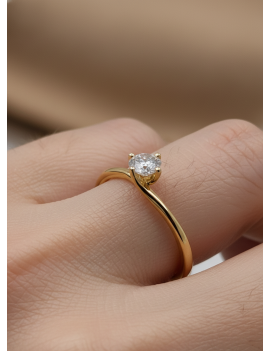 Nuria: Anillo de Diamante Solitario Garras Cruzadas Oro Amarillo 18k