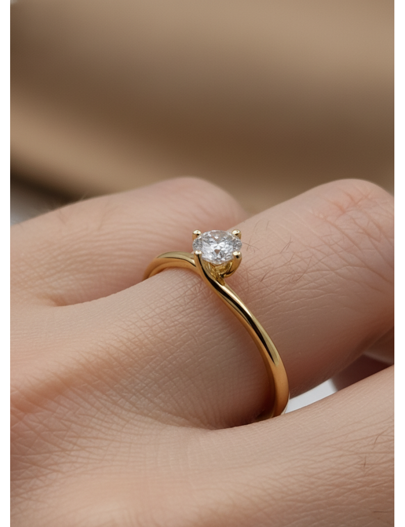 Nuria: Anillo de Diamante Solitario Garras Cruzadas Oro Amarillo 18k