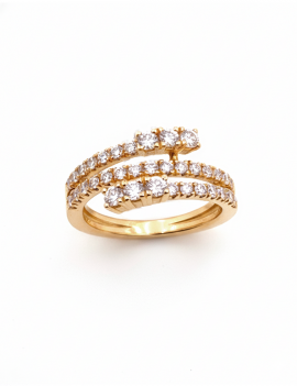 Anillo de diamantes talla brillante en oro amarillo 18k con diseño espiral o bypass, sobre fondo blanco.