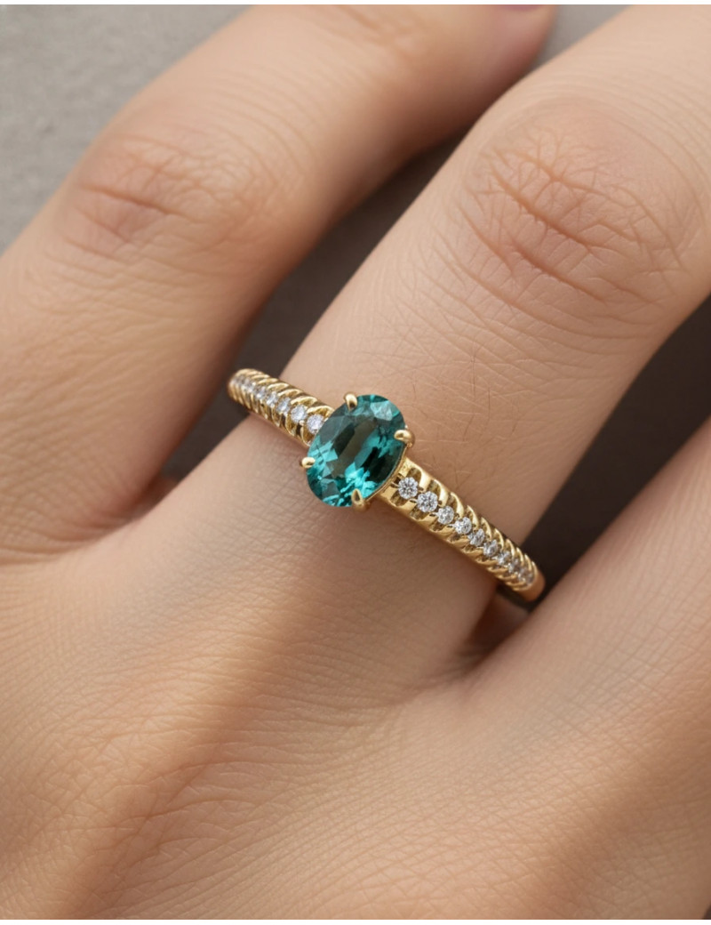 Anillo Esmeralda Ovalada 4x6mm Diamantes · Joyería Marga Mira